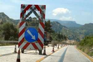 «Κλείνει» η εθνική οδός Αθήνας - Θεσσαλονίκης στο ύψος των Τεμπών