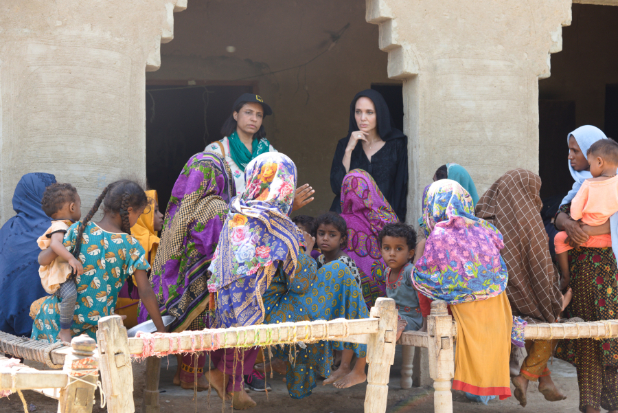 Η Αντζελίνα Τζολί επισκέφθηκε το Πακιστάν μετά από τις καταστροφικές πλημμύρες και ζήτησε βοήθεια για τα θύματα