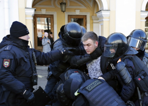 Ρωσία: Πογκρόμ συλλήψεων διαδηλωτών κατά του πολέμου στην Ουκρανία σε 23 πόλεις!