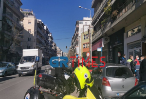 Θεσσαλονίκη: «Μπούκαραν» με όπλο σε κοσμηματοπωλείο και χτύπησαν τον ιδιοκτήτη, τι λέει ο γιός του (βίντεο)