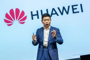 Η Huawei διπλασιάζει μισθούς και δίνει μπόνους στους εργαζόμενους