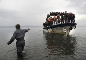 Καταστρέφεται το μεγάλο ξύλινο σκάφος που μετέφερε πρόσφυγες στη Μυτιλήνη