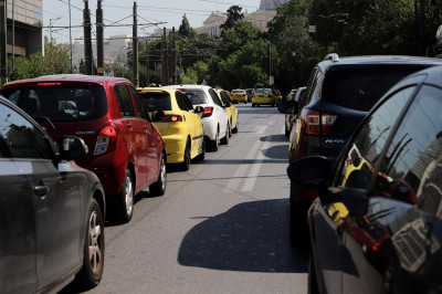 Απίστευτο μποτιλιάρισμα στη λεωφόρο Πάρνηθος - Διακοπή κυκλοφορίας σε τρία σημεία