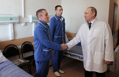 Ρωσία: Ο Πούτιν επισκέφθηκε τραυματίες του Ουκρανικού μετώπου σε νοσοκομείο της Μόσχας