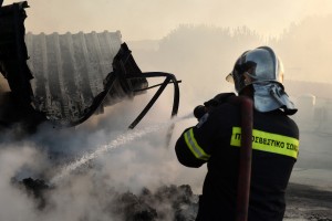 Υπό μερικό έλεγχο η φωτιά σε εργοστάσιο πλαστικών υλών στη Σίνδο