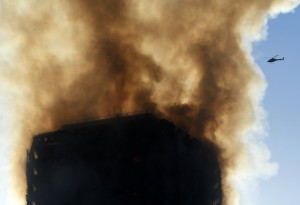 Συγκλονίζουν μαρτυρίες διασωθέντων από τον φλεγόμενο ουρανοξύστη του Λονδίνου