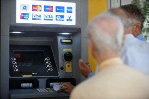 Τι θα ισχύσει για τις αναλήψεις στα ΑΤΜ από πιστωτικές κάρτες