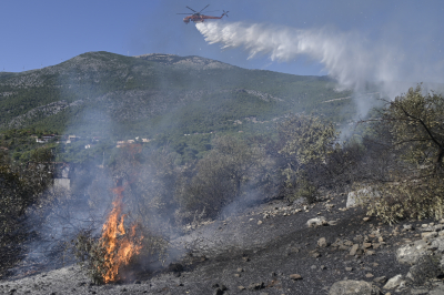 Φωτιά στη Σάμο: Εκκενώνονται δύο χωριά, κάηκε το μοναστήρι του Αγίου Ιωάννη του Ελεήμονα