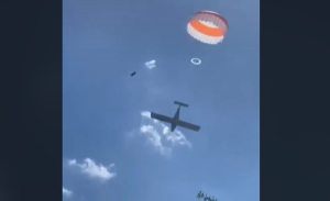 Τρομακτικό βίντεο: Αεροσκάφος «καρφώθηκε» σε πεζοδρόμιο - Κατάφερε να σωθεί ο πιλότος χάρη στην ψυχραιμία του