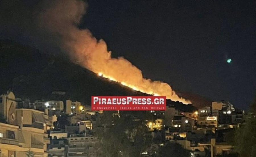 Μεγάλη φωτιά στο Σχιστό Κορυδαλλού: Στις παρυφές του οικισμού οι φλόγες