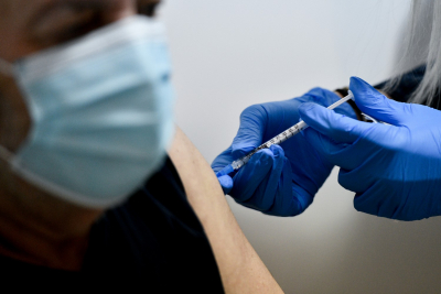 Κορονοϊός: Τις επόμενες μέρες ξεκινούν οι εμβολιασμοί και από ιδιώτες γιατρούς