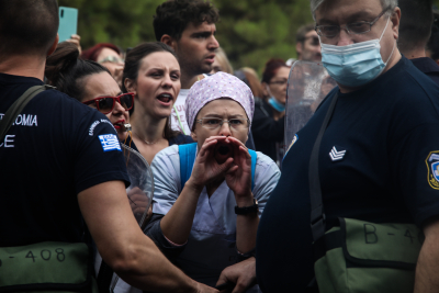 Θεσσαλονίκη: Συγκέντρωση διαμαρτυρίας υγειονομικών, έντονες αποδοκιμασίες σε Πλεύρη και Γκάγκα (βίντεο)