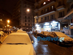 «Στα λευκά» και η Θεσσαλονίκη - Ισχυρές χιονοπτώσεις και τσουχτερό κρύο (pics)