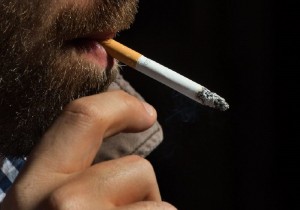 Κίνδυνος εγκεφαλικού πριν από τα 50 για τους καπνιστές
