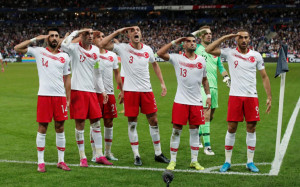 Γαλλία - Τουρκία: Αμετανόητοι οι Τούρκοι ποδοσφαιριστές - Χαιρέτισαν πάλι στρατιωτικά