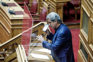 Πολάκης: «Έπαιξε» τραγούδι του Καζαντζίδη ενώ βρισκόταν στο βήμα της Βουλής! (vid)