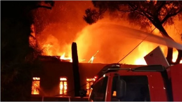 Μεγάλη φωτιά στο πολεμικό μουσείο στα Χανιά - Ολοσχερής καταστροφή (pics+video)