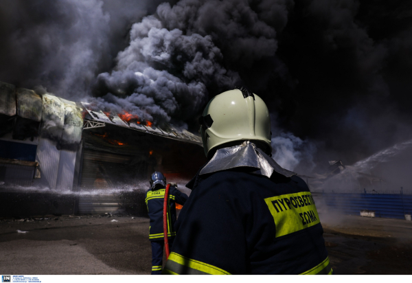 Νύχτα έντασης με Ρομά: Μήνυμα 112 για τα επεισόδια και τη φωτιά στον Ασπρόπυργο, πυρά κατά πυροσβεστικού οχήματος