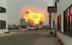 Ισχυρή έκρηξη σε εργοστάσιο στην Κίνα (video)