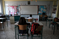 Ο κορονοϊός πάει σχολείο: Ένα στα τρία κρούσματα είναι παιδιά, η ανησυχία των ειδικών και το σχέδιο της Κυβέρνησης