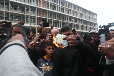 Ρομά καίνε 20ευρα έξω από τα Δικαστήρια: «Τα λεφτά δεν είναι τίποτα μπροστά στην ανθρώπινη ζωή»