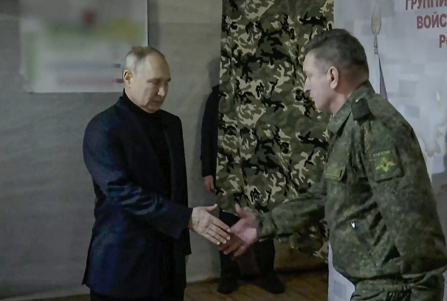 Αιφνιδιαστική επίσκεψη Πούτιν σε Χερσώνα και Λουχάνσκ