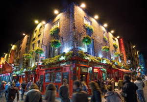 Μετάλλαξη Όμικρον: Κλείνει μπαρ και εστιατόρια στις 8 το βράδυ η Ιρλανδία