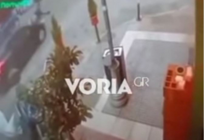 «Κόβει» την ανάσα βίντεο από τη Θεσσαλονίκη: Οδηγός παρασύρει και εγκαταλείπει ηλικιωμένη στην Αγίων Πάντων