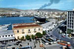 * Το λιμάνι του Πειραιά το 1967.