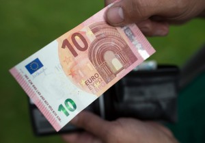 Συνάλλαγμα: Οριακή πτώση για το ευρώ