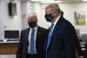 Το ...πήρε απόφαση ο Τραμπ - Πρώτη δημόσια εμφάνιση με μάσκα