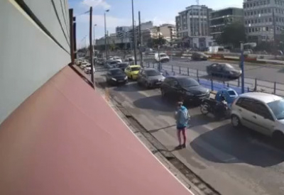 Βίντεο σοκ από τροχαίο στη Συγγρού: Η στιγμή που αυτοκίνητο παρασύρει πεζή (βίντεο)