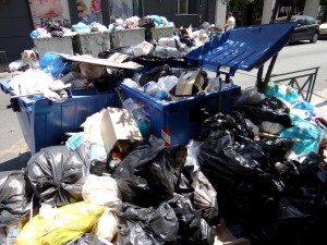 Παράπονα πολιτών και ελπίδα να φύγουν σύντομα τα σκουπίδια από τους δρόμους