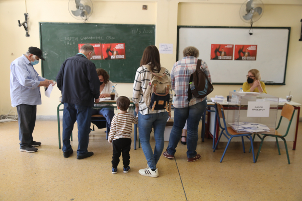 Εκλογές ΣΥΡΙΖΑ: Ουρές σε πολλά εκλογικά κέντρα, αισιοδοξία για πάνω από 100.000 ψήφους (εικόνες)