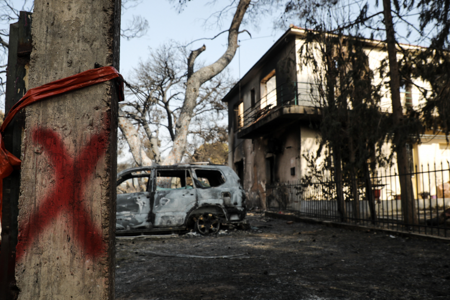 Βαρυμπόμπη: Ο παλαίμαχος φωτορεπόρτερ Αλέκος Βουτσαράς στα αποκαΐδια του σπιτιού του (βίντεο)
