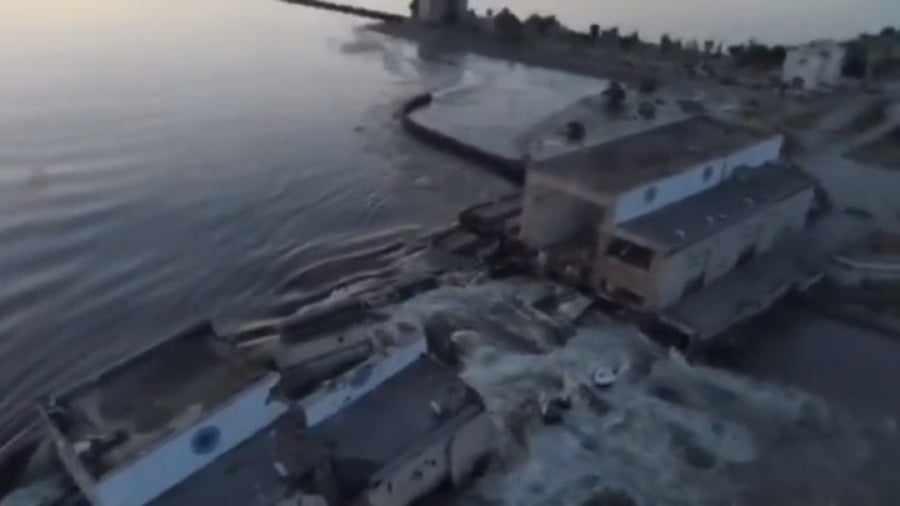Ένας νεκρός, 9 τραυματίες από ρωσικό πλήγμα στη Χερσώνα την ώρα της εκκένωσης πλημμυρισμένων περιοχών