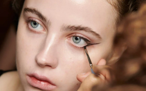Αν είσαι άνω των 40, απόφυγε αυτά τα 2 λάθη όταν εφαρμόζεις eyeliner