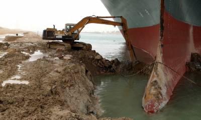Πρωτοφανής η επιχείρηση αποκόλλησης του πλοίου που «πάγωσε» τις εμπορικές μεταφορές στο στενό του Σουέζ