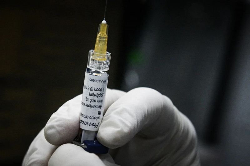 Μόσιαλος για εμβόλια κατά του κορονοϊού: Χρειάζεται να αντέξουμε για μερικούς μήνες ακόμη