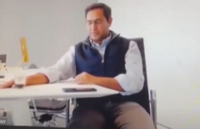 Διευθυντής εταιρείας - κολοσσού απολύει 900 υπαλλήλους με βιντεοκλήση (βίντεο)