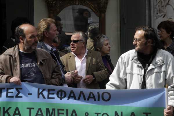 Διαμαρτυρία ασφαλισμένων του ΤΣΜΕΔΕ στο Υπουργείο Εργασίας