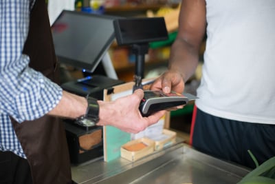 Η πανδημία άλλαξε τις αγοραστικές συνήθειες των καταναλωτών: Πληρώνουν τα πάντα με κάρτα