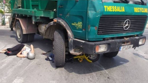 Παραλίγο τραγωδία στο Βόλο: Φορτηγό έσερνε 59χρονη κάτω από τις ρόδες
