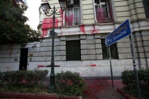 Επίθεση με μπογιές στην Γαλλική πρεσβεία έκανε ο Ρουβίκωνας
