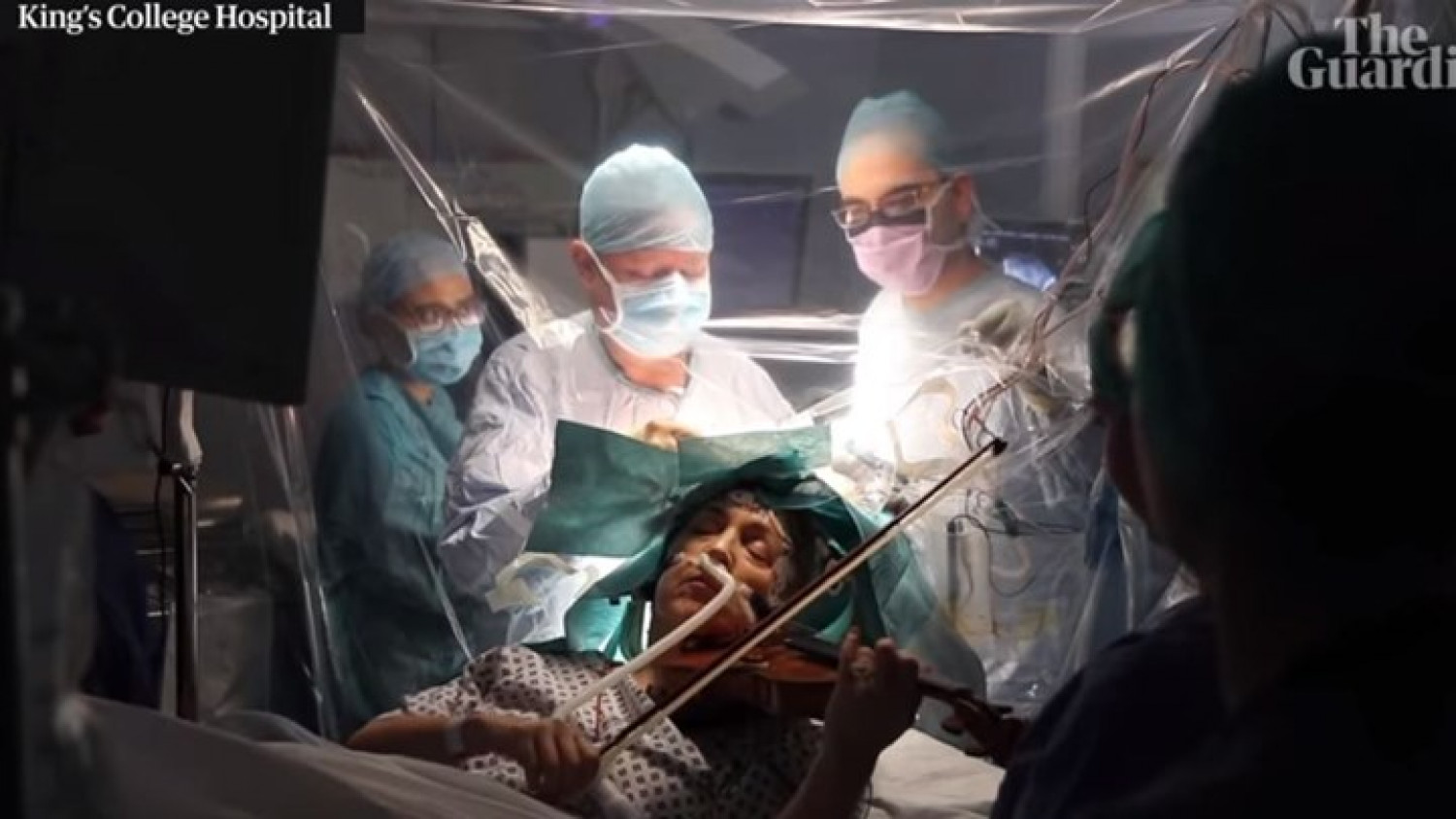 Συγκλονιστικό βίντεο: Επαιζε βιολί ενώ την χειρουργούσαν στον εγκέφαλο