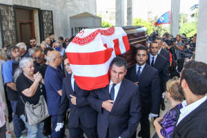 Νίκος Αλέφαντος: Πλήθος κόσμου αποχαιρέτησε τον θρύλο του Ολυμπιακού, με ερυθρόλευκη σημαία το φέρετρο