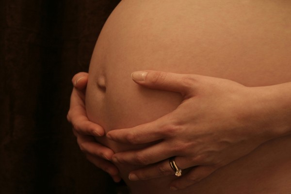 Απολύθηκε έγκυος επτά μηνών - Σφοδρές αντιδράσεις