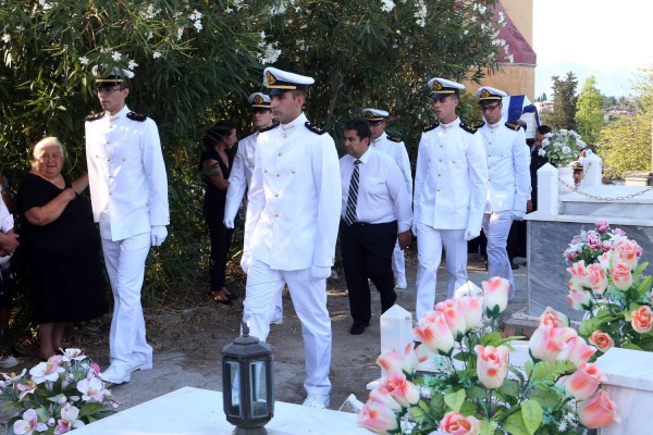 Με τιμές ήρωα κηδεύτηκε ο 33χρονος ανθυποπυραγός, Αριστείδης Μουζακίτης