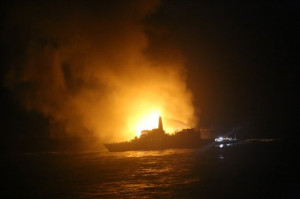 Συναγερμός: Καίγεται πλοίο στην περιοχή της Νεάπολης
