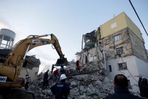 Σεισμός στην Αλβανία: Έλληνας ομογενής ψάχνει συγγενείς του στα συντρίμμια (vid)